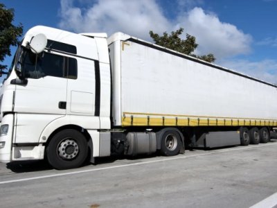 Для перевезення якого вантажу можна використовувати тентований напівпричіп?