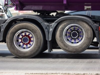 Секрет «лінивця»: Навіщо тягачам потрібна підйомна вісь?