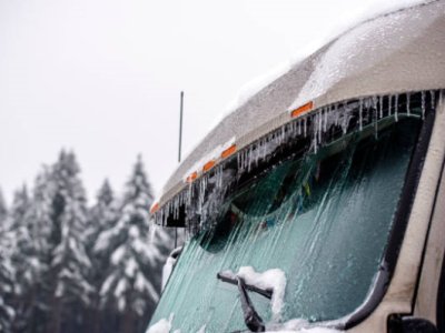 Що робити, якщо лобове скло вантажівки вкрилося кригою?