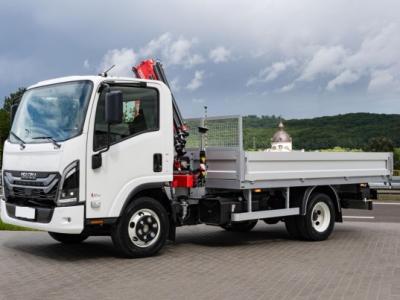 Isuzu M30 4x2: Компактна бортова вантажівка з КМУ