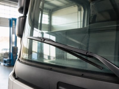 Щітки склоочисника вантажівки залишають смуги: що перевірити перед дощем