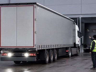 Сигнал заднього ходу вантажівки мовчить: що перевірити до роботи на рампі
