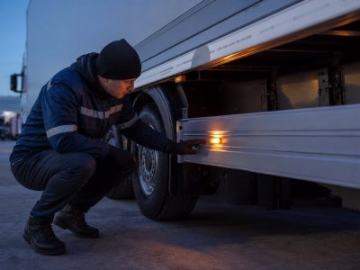 Бічний габаритний ліхтар мерехтить або не працює: що перевірити