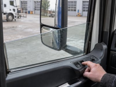 Склопідіймач вантажівки рухається ривками: що перевірити