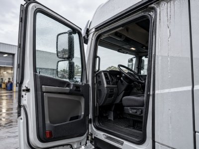 Двері кабіни пропускають воду і свистять: що перевірити