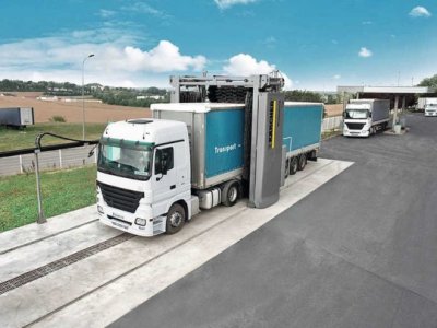 Автоматична мийка для фур: плюси і мінуси для вантажівки