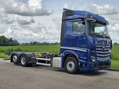 Огляд універсальної моделі вантажівки Mercedes-Benz Actros 2553 BDF