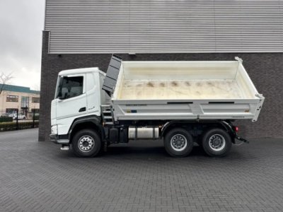 Самоскид DAF XFc 480 FAT 6X4: Потужність та інновації для важких робіт