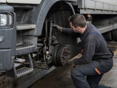 Підтікання амортизатора вантажівки: коли деталь уже час міняти