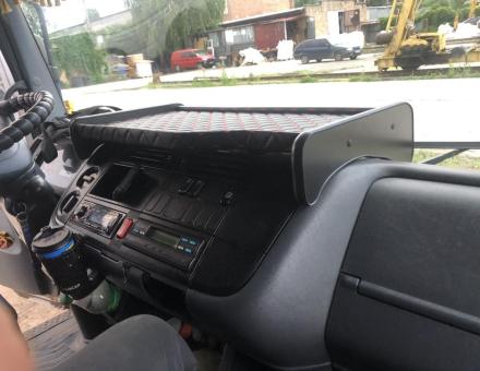 Полиця на панель Mercedes Atego (екошкіра бежева з чорною прошивкою)