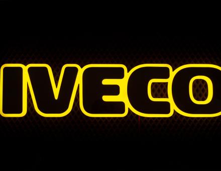 Надпис на решітку Iveco нержавійка з оранжевою підсвіткою (60см.*14см.)
