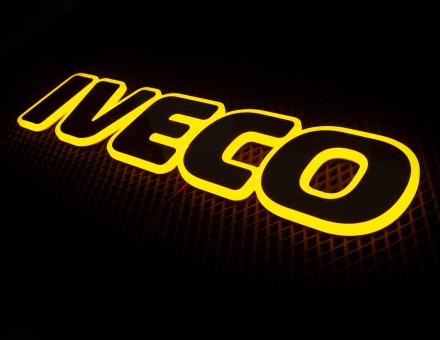 Надпис на решітку Iveco нержавійка з оранжевою підсвіткою (60см.*14см.)