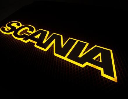 Надпис на решітку Scania нержавійка з оранжевою підсвіткою (82см.*14см.)