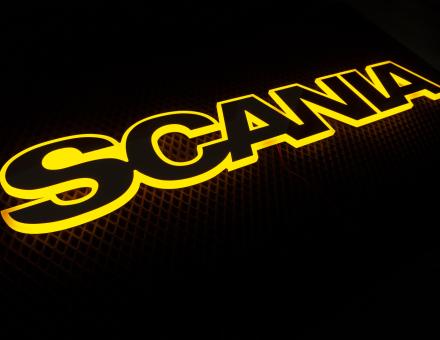 Надпис на решітку Scania нержавійка з оранжевою підсвіткою (82см.*14см.)
