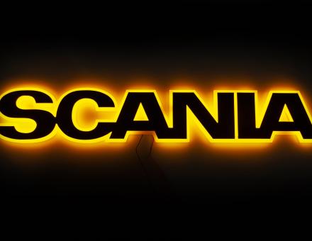 Надпис на решітку Scania чорний з оранжевою підсвіткою (82см.*14см.)