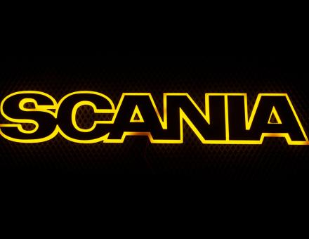 Надпис на решітку Scania чорний з оранжевою підсвіткою (82см.*14см.)