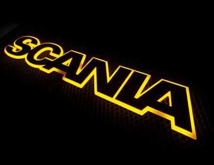 Надпис на решітку Scania чорний з оранжевою підсвіткою (82см.*14см.)