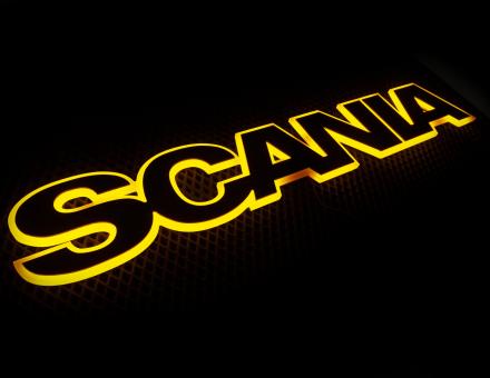 Надпис на решітку Scania чорний з оранжевою підсвіткою (82см.*14см.)