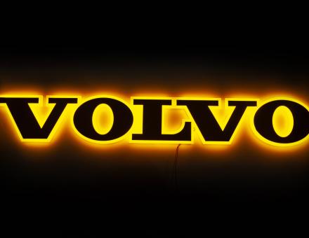 Надпис на решітку Volvo нержавійка з оранжевою підсвіткою (89см.*13,5см.)