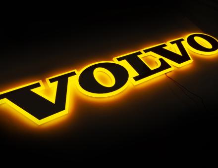 Надпис на решітку Volvo нержавійка з оранжевою підсвіткою (89см.*13,5см.)