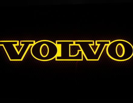 Надпис на решітку Volvo нержавійка з оранжевою підсвіткою (89см.*13,5см.)