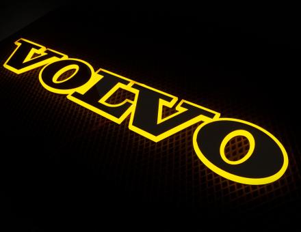 Надпис на решітку Volvo нержавійка з оранжевою підсвіткою (89см.*13,5см.)