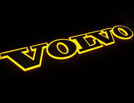 Надпис на решітку Volvo нержавійка з оранжевою підсвіткою (89см.*13,5см.)