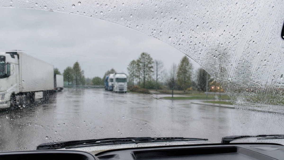 Видимість крізь мокре скло вантажівки після проходу двірника
